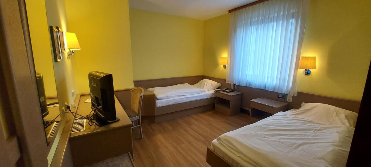 Hotel Astoria Bergrheinfeld Extérieur photo
